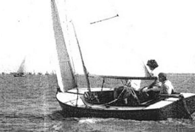 A black and white photo of two people sailing the 'Arabesque'.