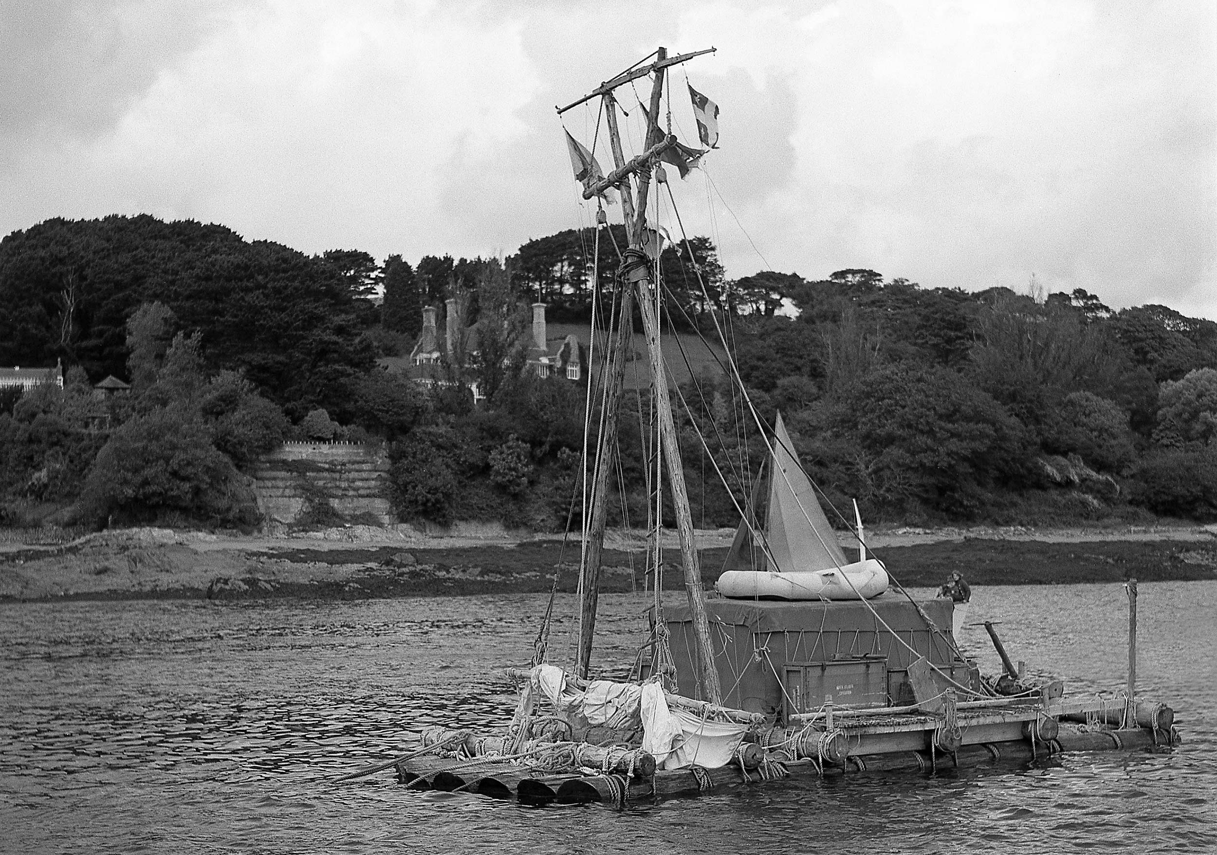 Black and white photo of the mast of the L’Egaré II.