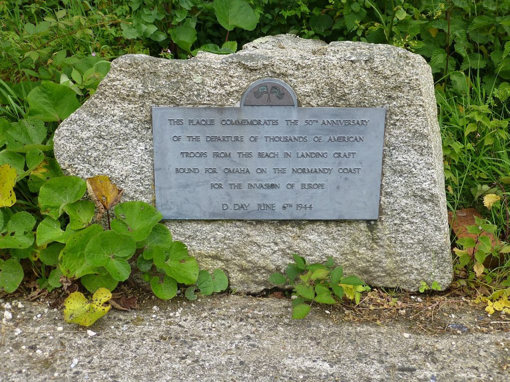 A memorial at Tolverne. It reads: “This plaque commemorates the 50th anniversary of the departure of thousands of American troops from this beach in landing craft bound for Omaha on the Normandy coast for the invasion of Europe D-Day June 6th 1944”